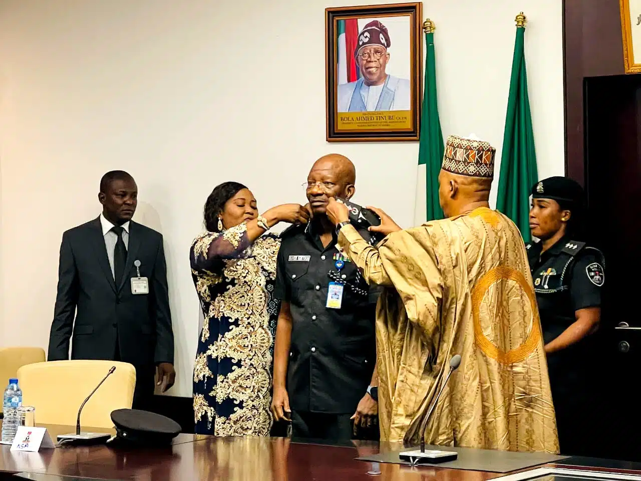 Egbetoku being decorated by Shetimma