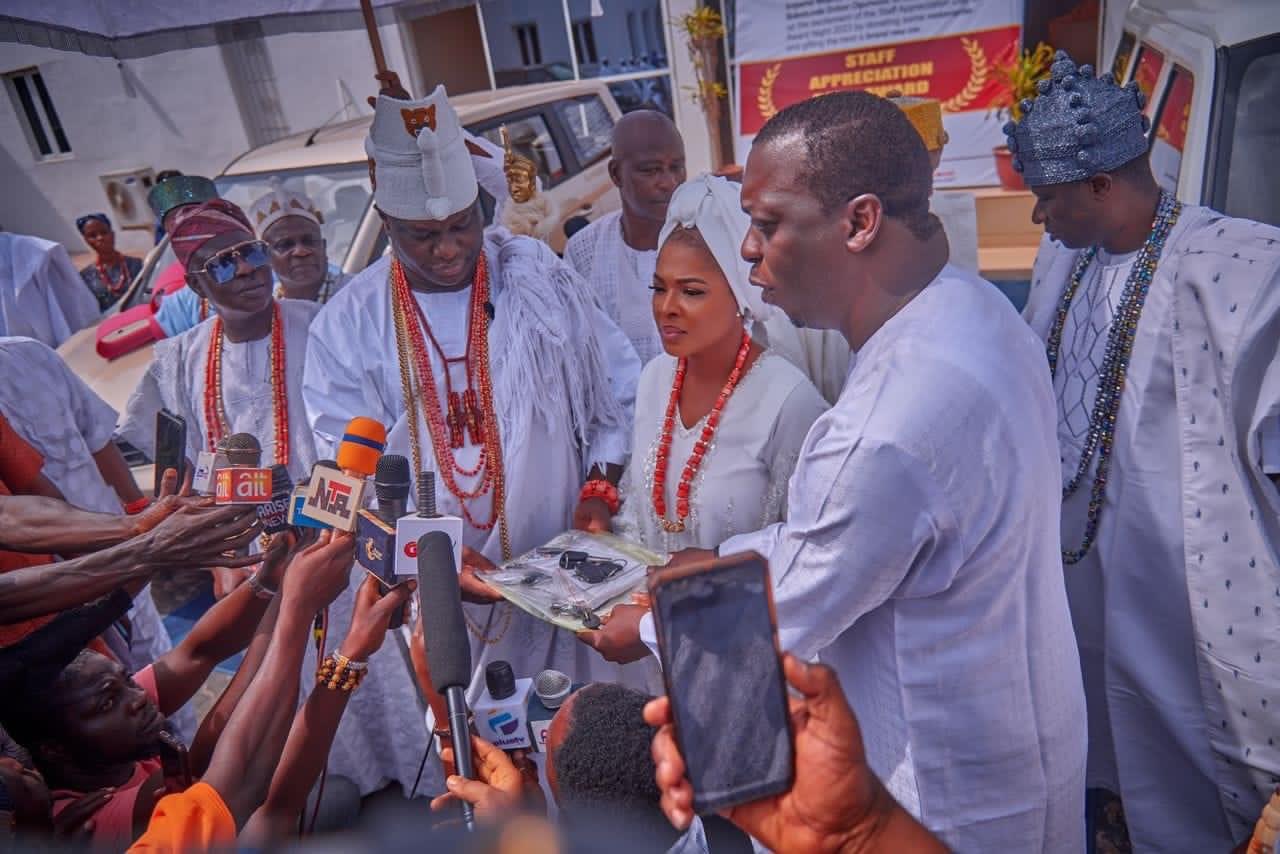 Innoson Marks Ooni Of Ife's Eighth Anniversary With Cars Donations