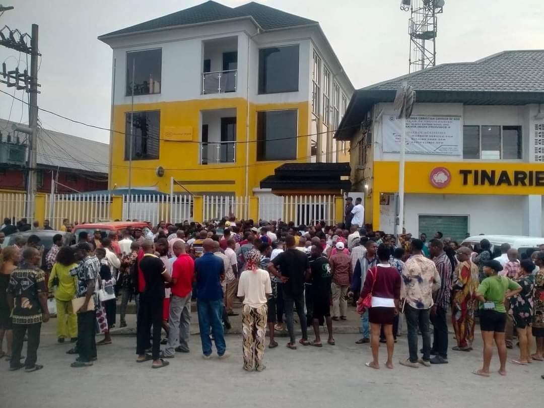 Mass Disconnection Of Phone Lines Triggers Large Crowds At MTN Nigeria Offices